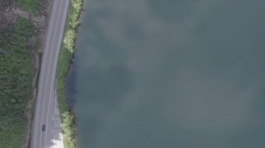 Bir yol boyunca seyahat araba havadan görünümü