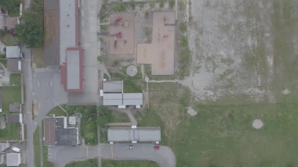 Vista aérea de una zona residencial urbana con parque, parque infantil y casas — Vídeos de Stock