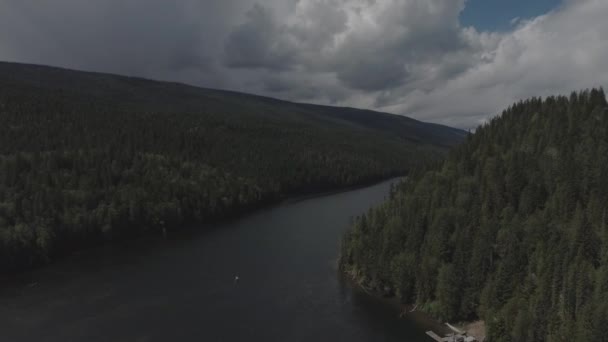 Flygfoto över en flod och en docka på en molnig dag — Stockvideo