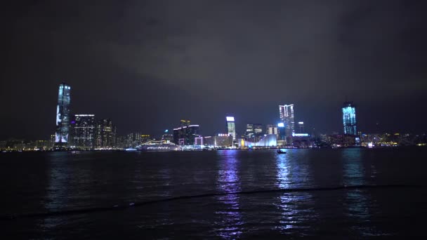 Hong Kong lutego 2016: Wgląd nocy Tsim Sha Tsui w Kowloon, Hong Kong — Wideo stockowe