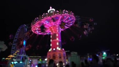 Hong Kong Şubat 2016: İplik swing sürmek bir eğlence parkı
