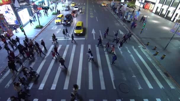 台北，台湾 2 月 2016年︰ 街头交通繁忙夜间在台湾省台北市 — 图库视频影像