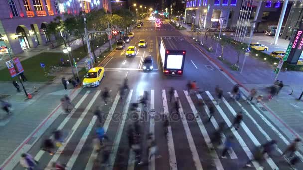 在晚上的街道交通繁忙在台北，台湾台北，台湾 2 月 2016年︰ 时间流逝 — 图库视频影像