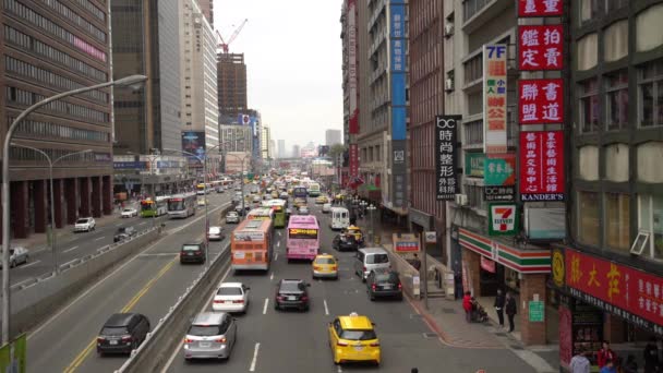 在台北，台湾台北，台湾 2 月 2016年︰ 繁忙的街道交通 — 图库视频影像