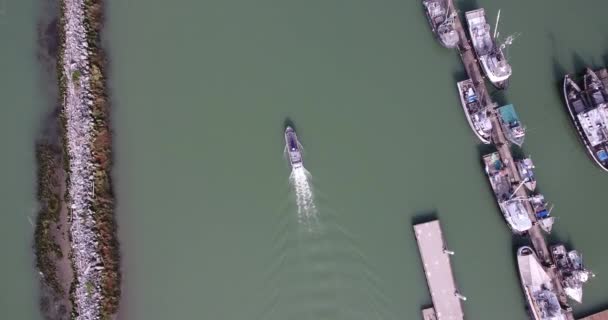 Vista aérea del barco que viaja en el océano por el muelle — Vídeos de Stock