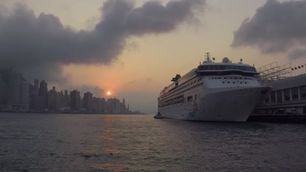 HONG KONG MARCH 2016 - Cruiseskip parkert ved Victoria Harbor i Hongkong – stockvideo