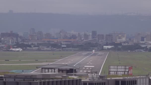 TAIPEI, TAIWAN FEBRERO 2016 - Aterrizaje de aviones, contaminación atmosférica visible — Vídeos de Stock