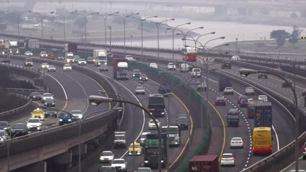 Tajvan 2016. február: Taipei, Tajvan forgalmas autópályán a forgalom — Stock videók