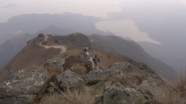 Gente caminando en la montaña — Vídeo de stock