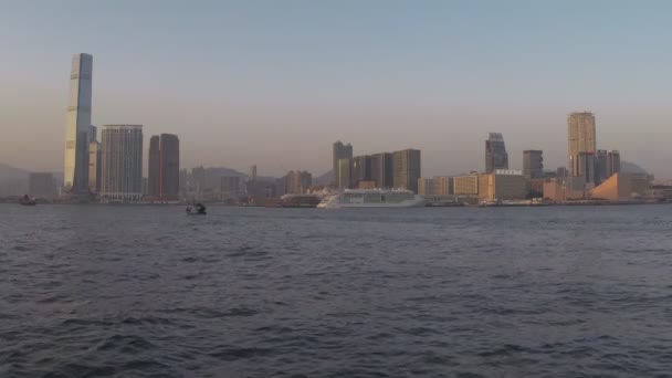 HONG KONG MARZO 2016 Victoria Harbour a Hong Kong al tramonto guardando oltre il lato Kowloon — Video Stock