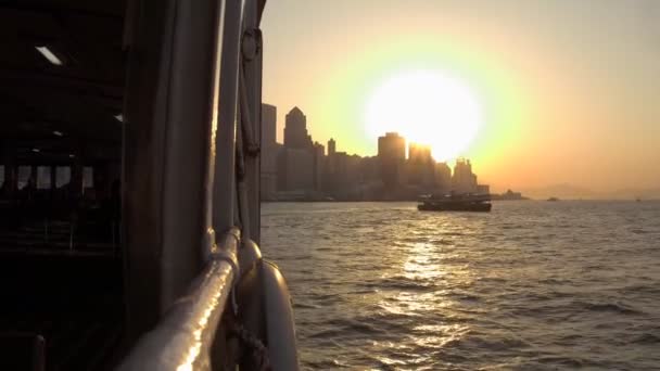 Поездка на пароме в гавань Виктория в Гонконге на закате — стоковое видео