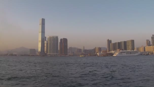 Гонконг березня 2016 - Феррі їздити в гавань Вікторія у Гонконгу — стокове відео