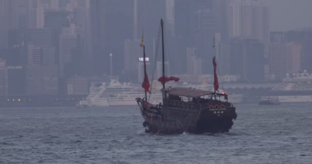 Hong Kong maart 2016 - traditionele Chinese stijl zeilboot in Victoria Harbour, Hong Kong — Stockvideo