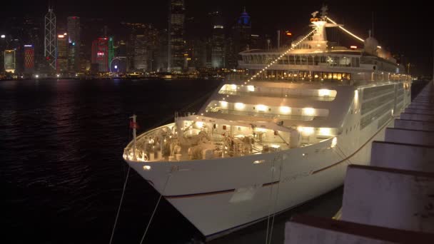 Hong kong märz 2016 - kreuzfahrtschiff am pier in tsim sha tsui, kowloon, hong kong — Stockvideo