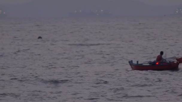 Kleine boot rijden in de Oceaan — Stockvideo