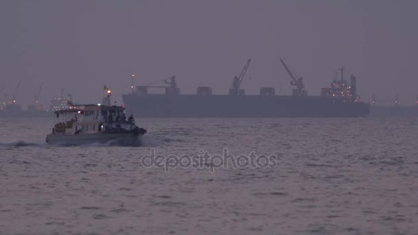 SI RACHA, THAÏLANDE Février 2016 - Petit ferry se déplaçant dans l'océan en Thaïlande — Video