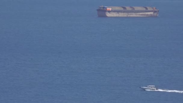 Скоростной катер, плывущий по океану — стоковое видео