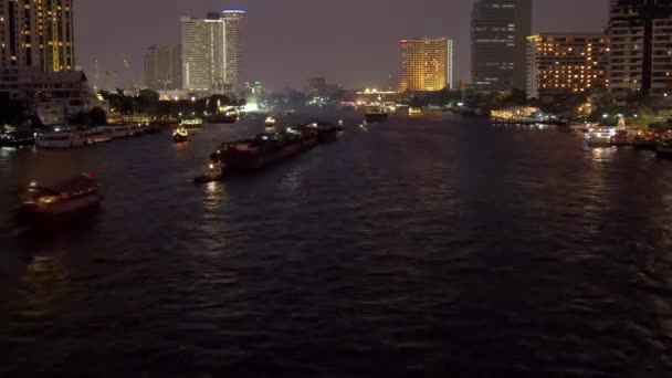 Czas wygaśnięcia noc ruchu rzecznego w Chao Phraya Rzeka, Bangkok, Tajlandia — Wideo stockowe