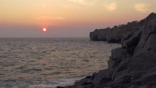 Solnedgång på Koh Sichang island, Siam bay — Stockvideo