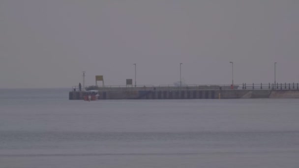Μοναχικό Pier σε ένα ομιχλώδες ημέρα — Αρχείο Βίντεο