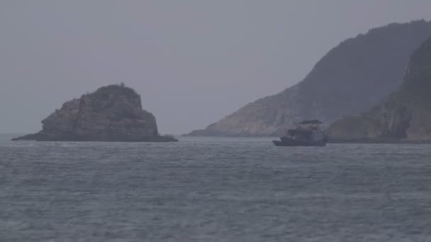 Traditionell fiskebåt i havet med synlig luftförorening i Hong Kong — Stockvideo