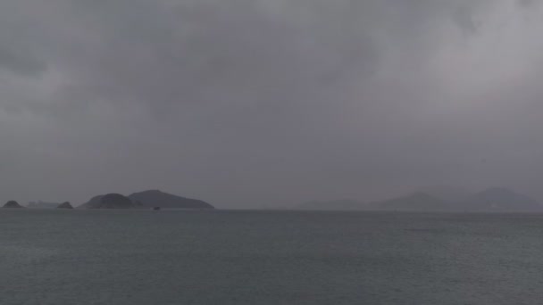 Nuvens de tempestade com chuva forte no oceano — Vídeo de Stock