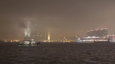 Kowloon Tsim Sha Tsui, Hong Kong sisli bir akşam gece görünümü