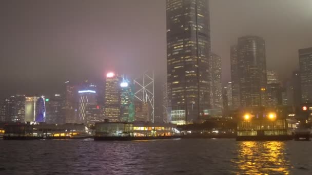 Hong kong - märz 2016: nächtliche Bootsfahrt entlang des zentralen, hong kong an einem nebeligen abend — Stockvideo