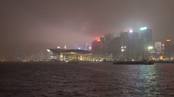 Hong Kong - március 2016: Éjszakai kilátás Central District, Hongkong, egy ködös estén egy ködös estén — Stock videók
