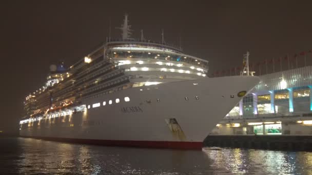 Hong kong - märz 2016: kreuzfahrtschiff am steg in tsim sha tsui in kowloon, hong kong an einem nebelabend — Stockvideo