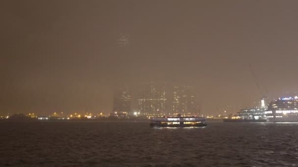 Vista nocturna de Tsim Sha Tsui en Kowloon, Hong Kong en una noche de niebla — Vídeo de stock