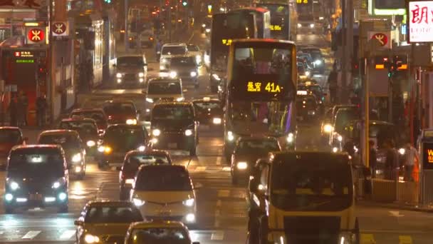 在香港旺角，九龙，香港-2016 年 3 月︰ 繁忙的夜晚街道交通 — 图库视频影像