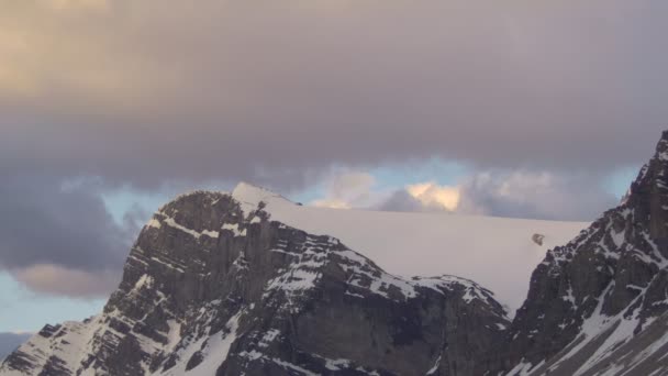Κλείνω πάνω θέα στον παγετώνα, στο βουνό Crowfoot — Αρχείο Βίντεο