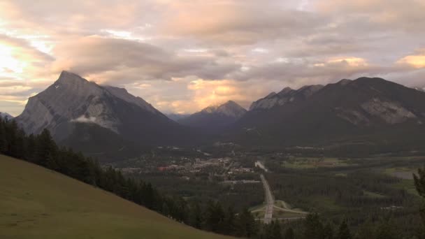 Manhã nuvens do nascer do sol com vista de Banff em Alberta, Canadá — Vídeo de Stock