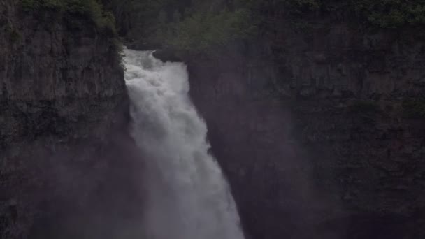 Vista ravvicinata dell'acqua che scorre lungo una cascata — Video Stock