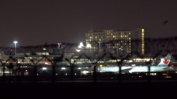 VANCOUVER NOVIEMBRE 2016: YVR Aeropuerto de Vancouver por la noche con el avión en servicio — Vídeos de Stock