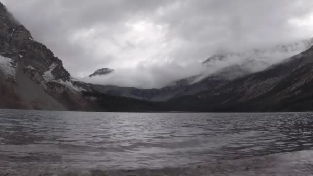 Τόξο λίμνη σε ένα ομιχλώδες απόγευμα στο Εθνικό Πάρκο Μπανφ, Αλμπέρτα, Καναδάς — Αρχείο Βίντεο