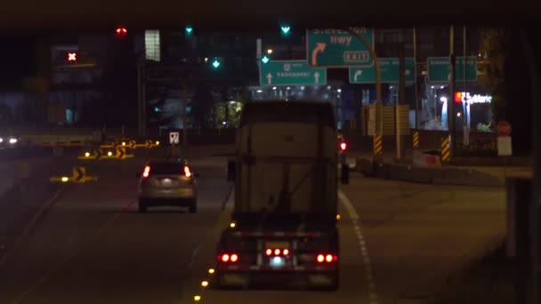 Vancouver listopad 2016: Autostrady ruchu w nocy idzie do Vancouver — Wideo stockowe