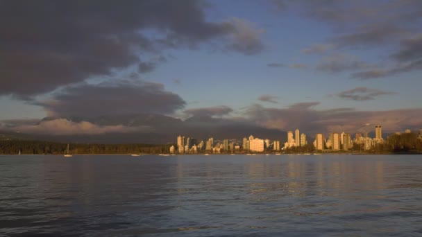 Vancouver downtown vid solnedgång med utsikt över bergen i bakgrunden — Stockvideo