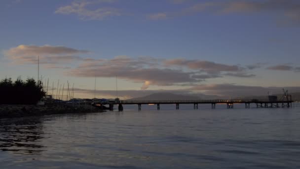 Sonnenuntergang Meerblick mit Dock — Stockvideo