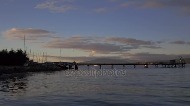 Coucher de soleil vue océan avec quai 