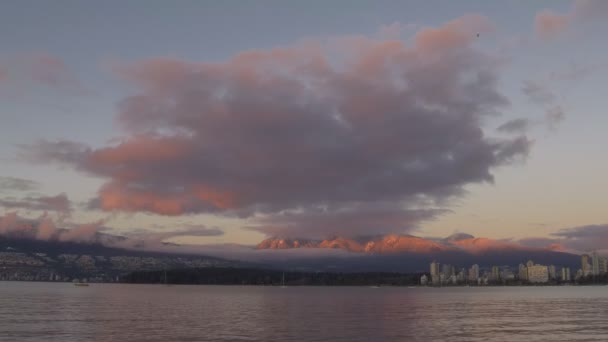 Nubes al atardecer sobre el oeste de Vancouver con océano en primer plano — Vídeos de Stock