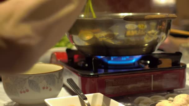 Vista de cerca de una cena de olla caliente de estilo asiático — Vídeos de Stock