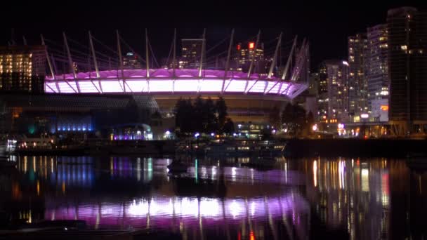 VANCOUVER - JANEIRO 2017: Vista noturna de False Creek com estádio BC iluminado — Vídeo de Stock