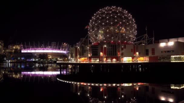 Vancouver - januari 2017: Nacht uitzicht op False Creek met verlichte Science World — Stockvideo