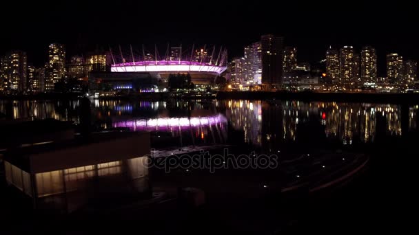 Wgląd nocy False Creek z oświetlony Stadion Bc w centrum Vancouver — Wideo stockowe