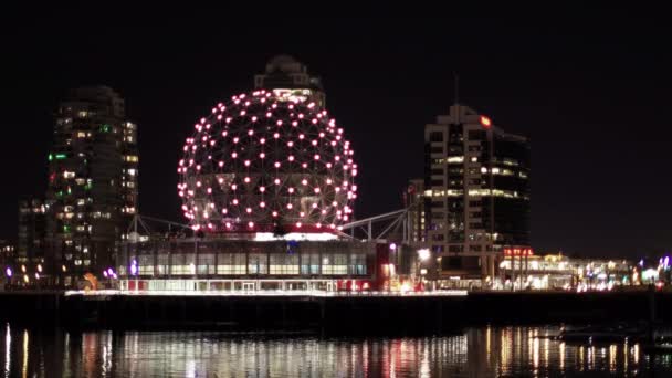 Vancouver - Januar 2017: Nachtansicht von falschem Bach mit beleuchteter Wissenschaftswelt — Stockvideo