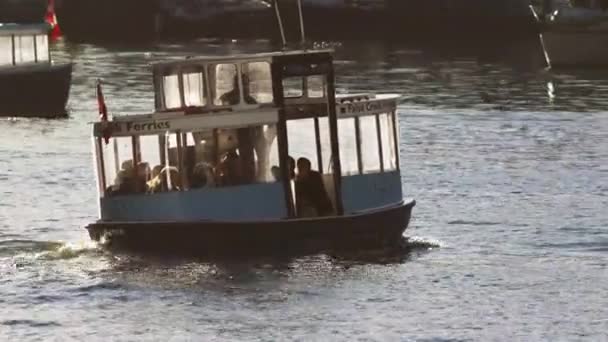 Ванкувер - февраль 2017: False Creek Ferries в центре Ванкувера — стоковое видео