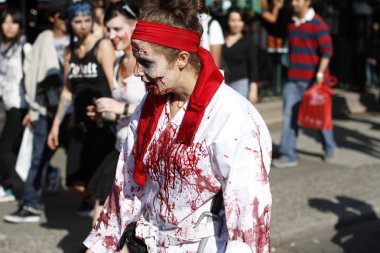 Vancouver - 21 Ağustos 2010: Vancouver Downtown bir zombi yürüyüş sırasında bir zombi geçit sokakta gibi giyinmiş insanlar