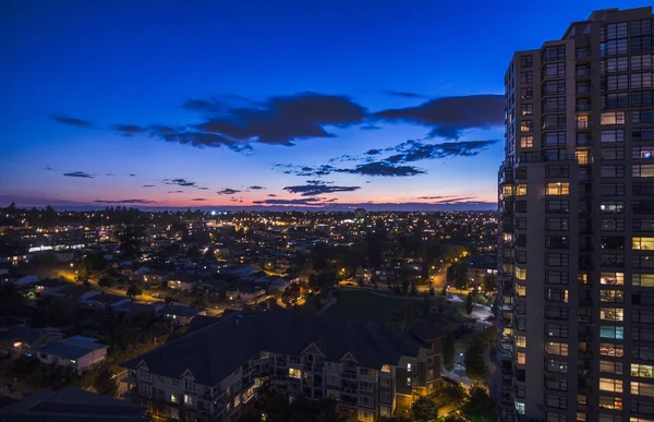 Vida Urbana Edificio Apartamentos Una Zona Residencial Una Hermosa Noche —  Fotos de Stock